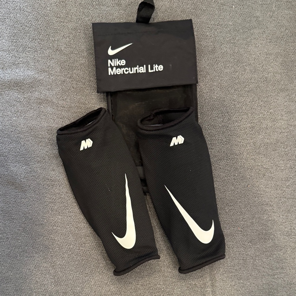 Kids soccer shin guards - Nike Black and White Mercurial Lite Shin Sleeves - S